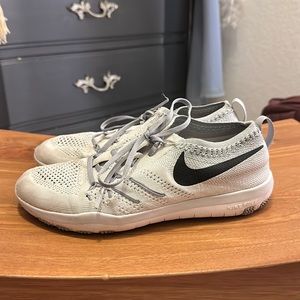 Nike focus flyknit tennis shoes